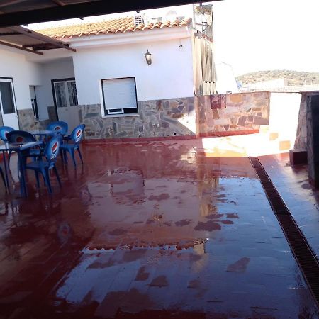 Hostal 2 Estrellas -Restaurante Las Tres Encinas En El Centro Del Pueblo Cabeza la Vaca ภายนอก รูปภาพ