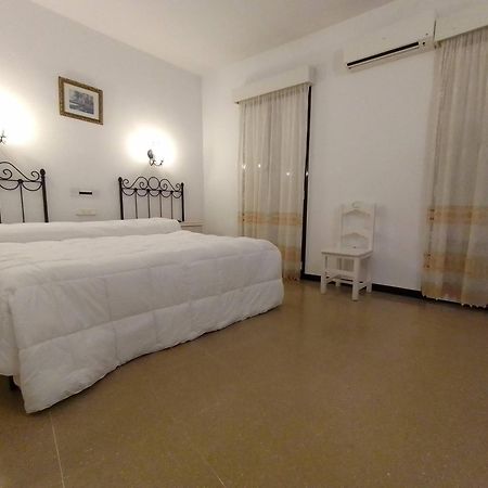 Hostal 2 Estrellas -Restaurante Las Tres Encinas En El Centro Del Pueblo Cabeza la Vaca ภายนอก รูปภาพ