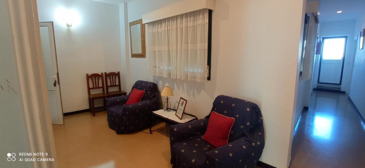 Hostal 2 Estrellas -Restaurante Las Tres Encinas En El Centro Del Pueblo Cabeza la Vaca ภายนอก รูปภาพ