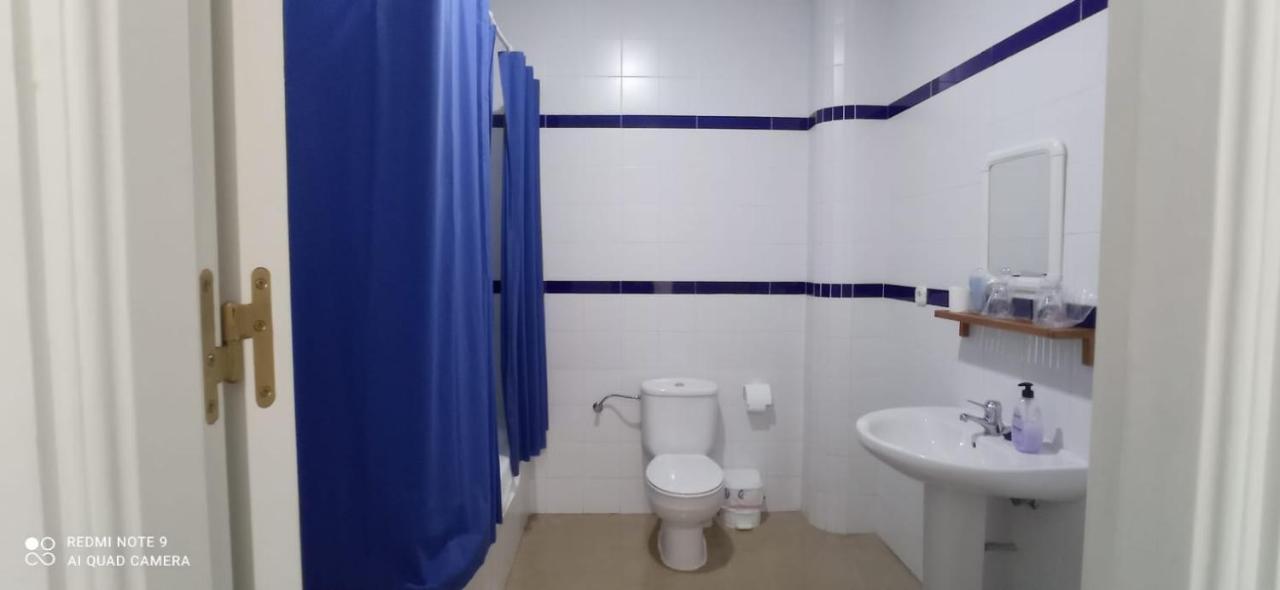 Hostal 2 Estrellas -Restaurante Las Tres Encinas En El Centro Del Pueblo Cabeza la Vaca ภายนอก รูปภาพ