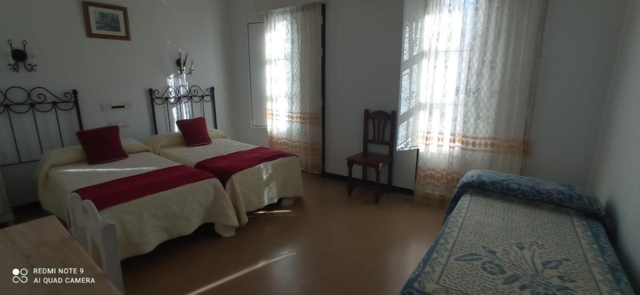 Hostal 2 Estrellas -Restaurante Las Tres Encinas En El Centro Del Pueblo Cabeza la Vaca ภายนอก รูปภาพ