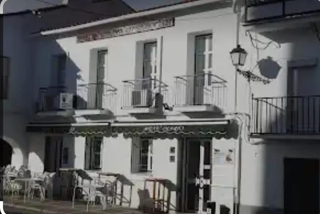 Hostal 2 Estrellas -Restaurante Las Tres Encinas En El Centro Del Pueblo Cabeza la Vaca ภายนอก รูปภาพ