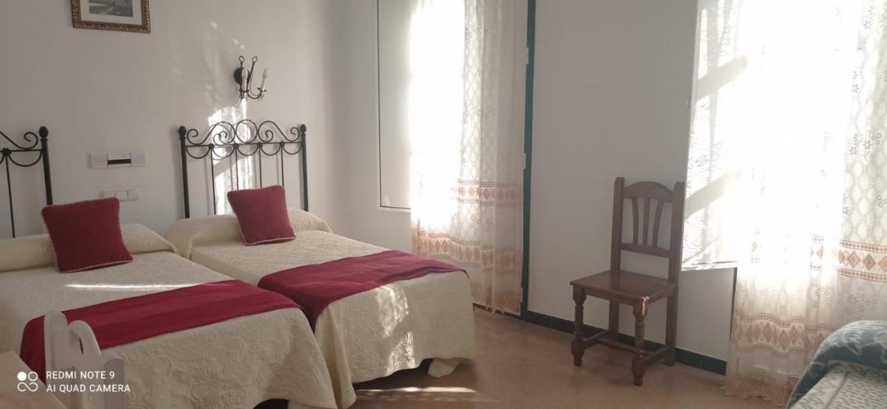 Hostal 2 Estrellas -Restaurante Las Tres Encinas En El Centro Del Pueblo Cabeza la Vaca ภายนอก รูปภาพ