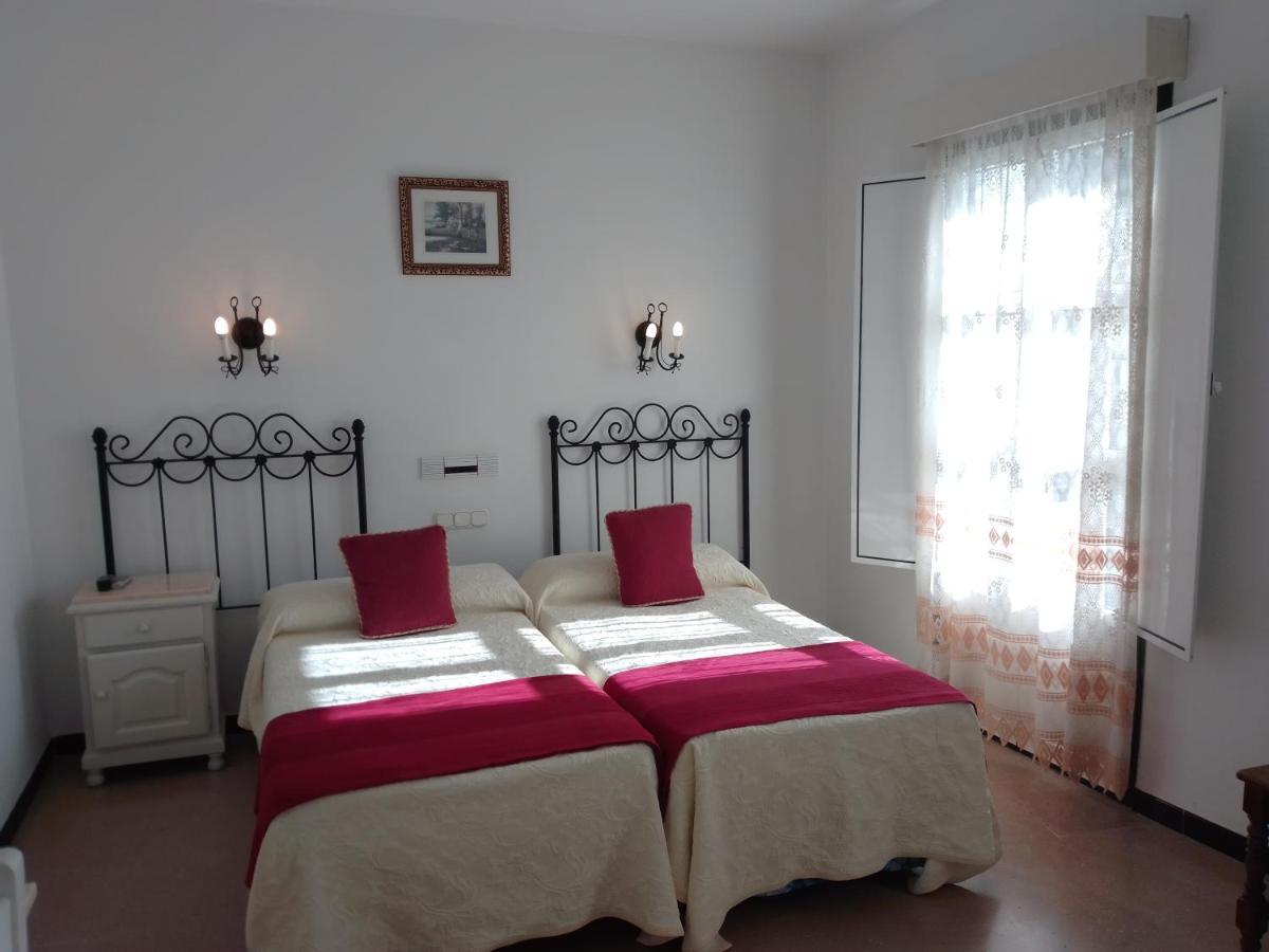 Hostal 2 Estrellas -Restaurante Las Tres Encinas En El Centro Del Pueblo Cabeza la Vaca ภายนอก รูปภาพ
