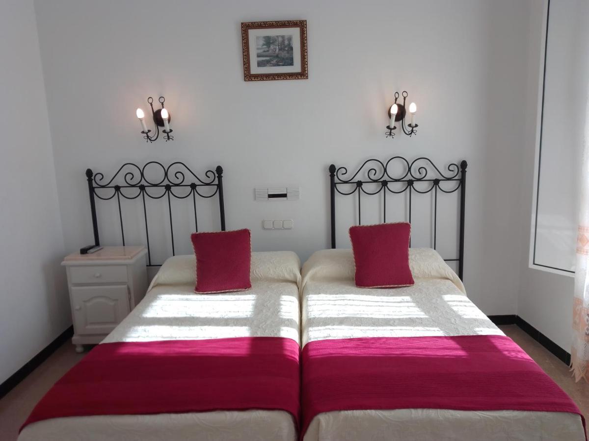 Hostal 2 Estrellas -Restaurante Las Tres Encinas En El Centro Del Pueblo Cabeza la Vaca ภายนอก รูปภาพ