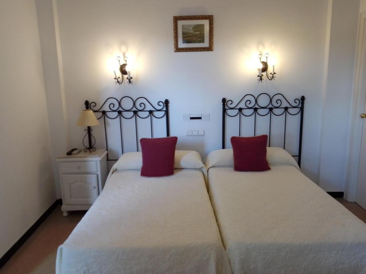 Hostal 2 Estrellas -Restaurante Las Tres Encinas En El Centro Del Pueblo Cabeza la Vaca ภายนอก รูปภาพ