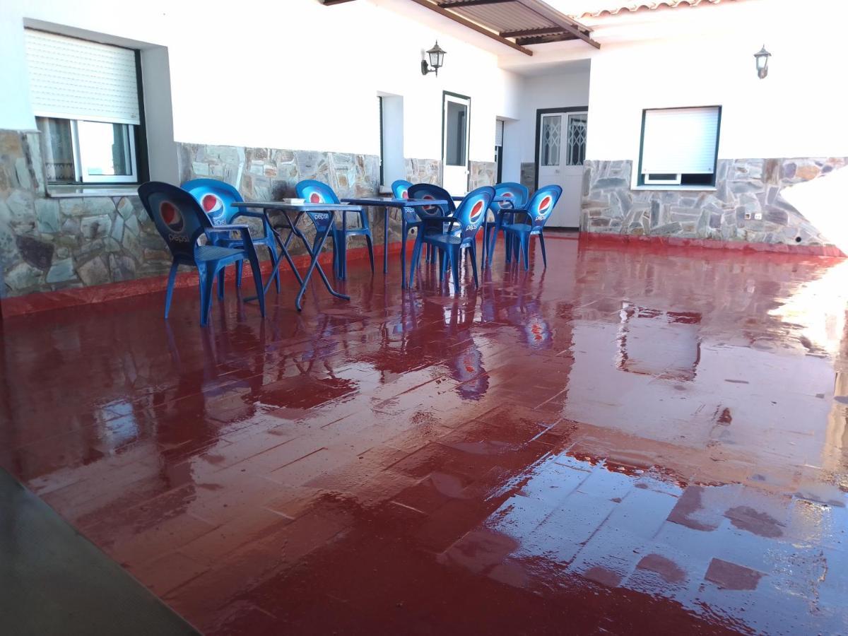Hostal 2 Estrellas -Restaurante Las Tres Encinas En El Centro Del Pueblo Cabeza la Vaca ภายนอก รูปภาพ