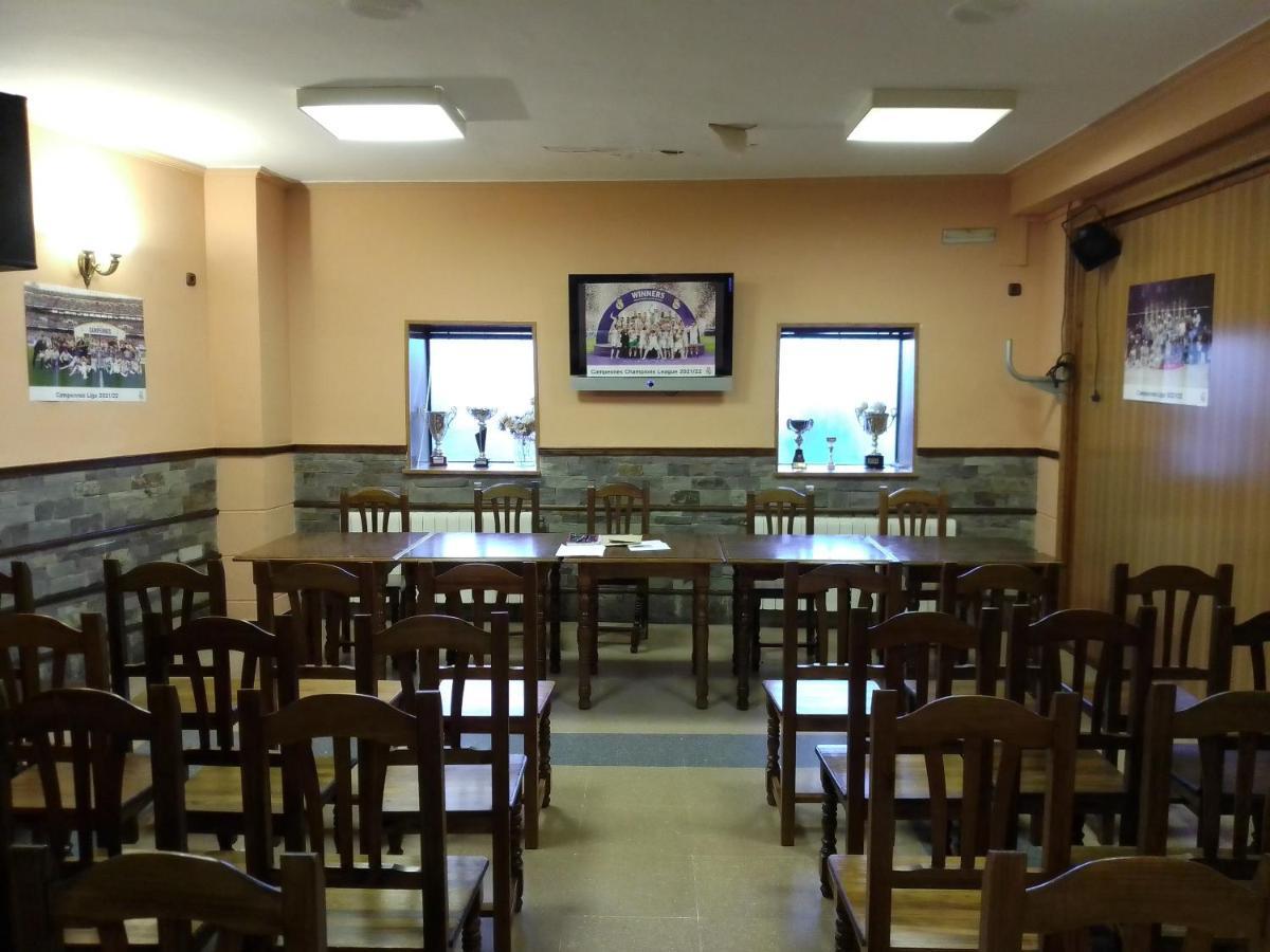Hostal 2 Estrellas -Restaurante Las Tres Encinas En El Centro Del Pueblo Cabeza la Vaca ภายนอก รูปภาพ