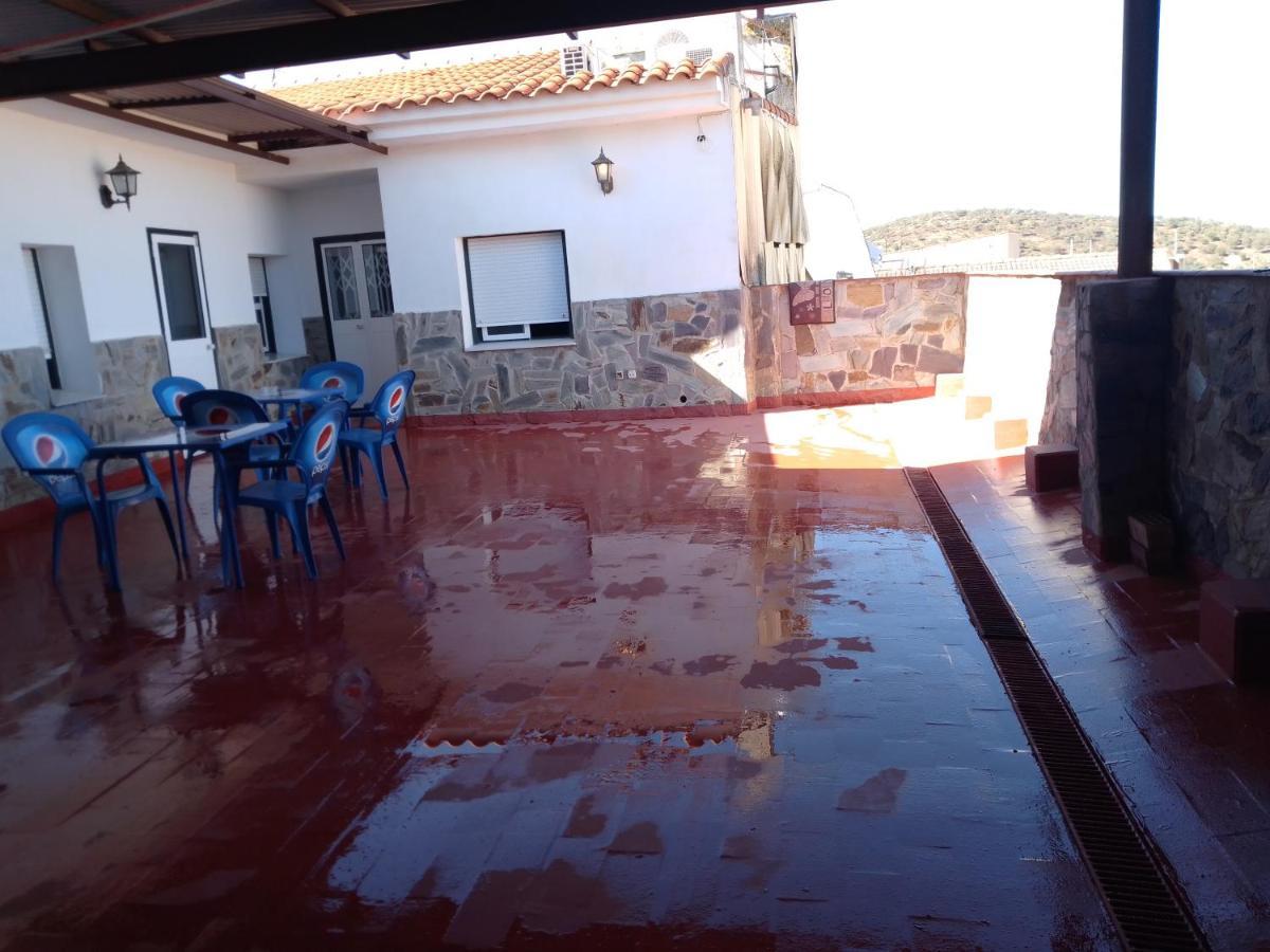 Hostal 2 Estrellas -Restaurante Las Tres Encinas En El Centro Del Pueblo Cabeza la Vaca ภายนอก รูปภาพ