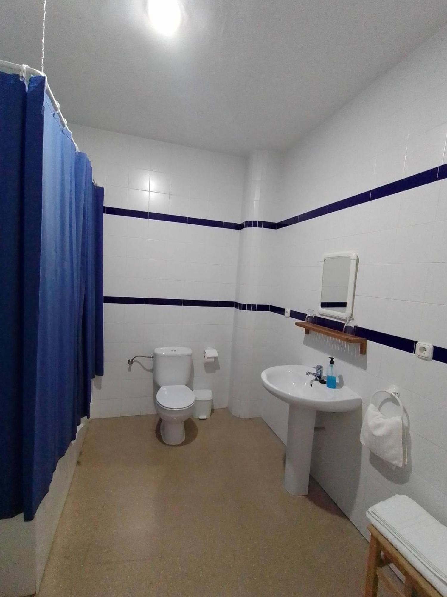 Hostal 2 Estrellas -Restaurante Las Tres Encinas En El Centro Del Pueblo Cabeza la Vaca ภายนอก รูปภาพ