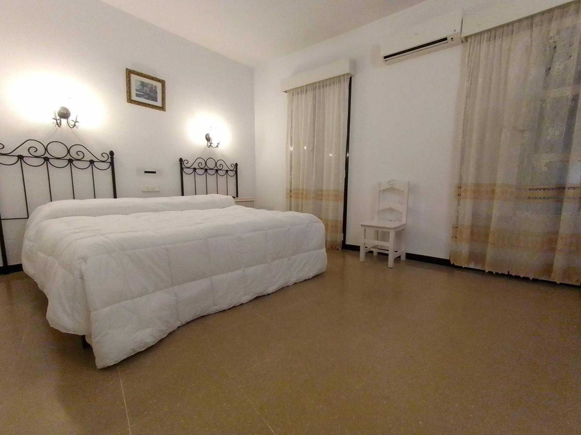 Hostal 2 Estrellas -Restaurante Las Tres Encinas En El Centro Del Pueblo Cabeza la Vaca ภายนอก รูปภาพ