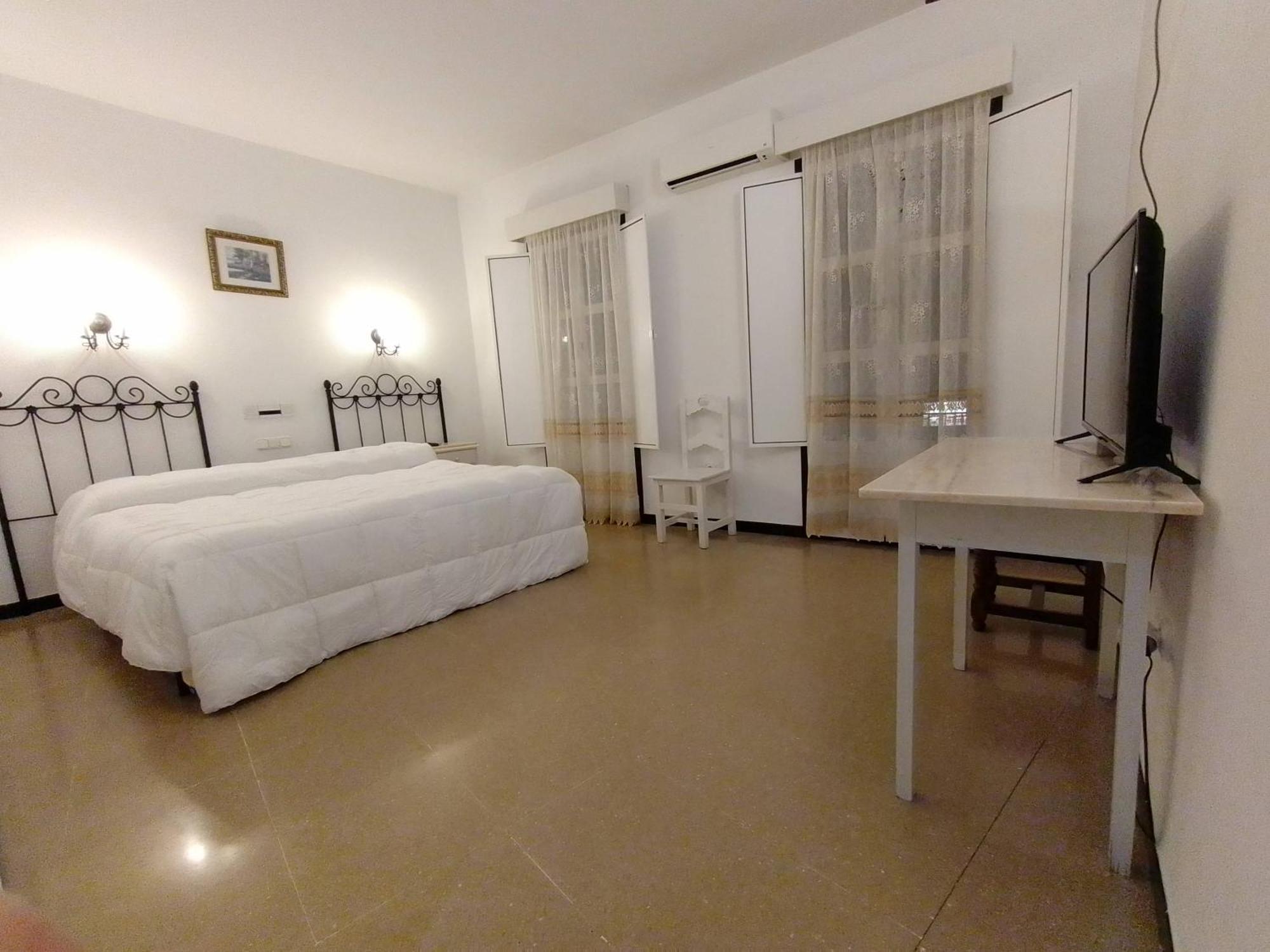 Hostal 2 Estrellas -Restaurante Las Tres Encinas En El Centro Del Pueblo Cabeza la Vaca ภายนอก รูปภาพ